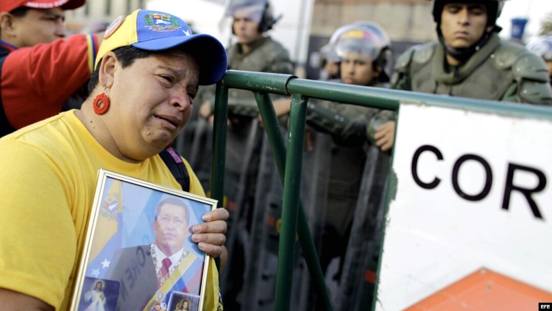  Miles de seguidores del presidente Hugo Chávez se concentran frente al Hospital Militar de Caracas. 