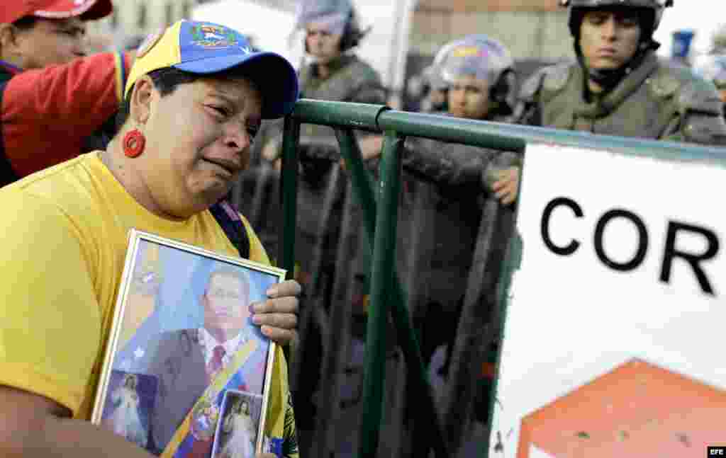  Miles de seguidores del presidente Hugo Chávez se concentran frente al Hospital Militar de Caracas. 