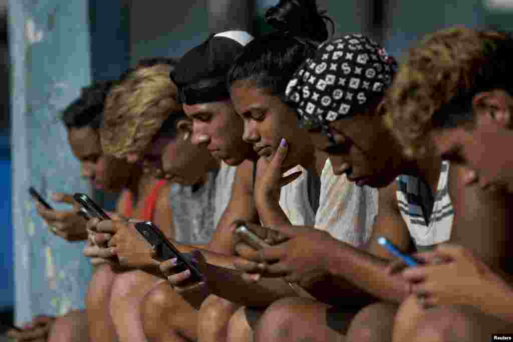 Jóvenes cubanos se conectan a internet desde sus teléfonos móviles en La Habana, Cuba. Después que ETECSA iniciara el servicio de internet móvil en la isla ha habido quejas de que la conectividad es demasiado cara, lenta y censurada por el régimen.