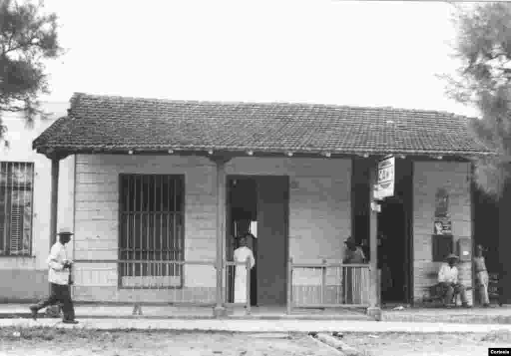 Agust&iacute;n Rom&aacute;n es visto aqu&iacute; en la puerta de una capilla en su nativa de Matanzas.