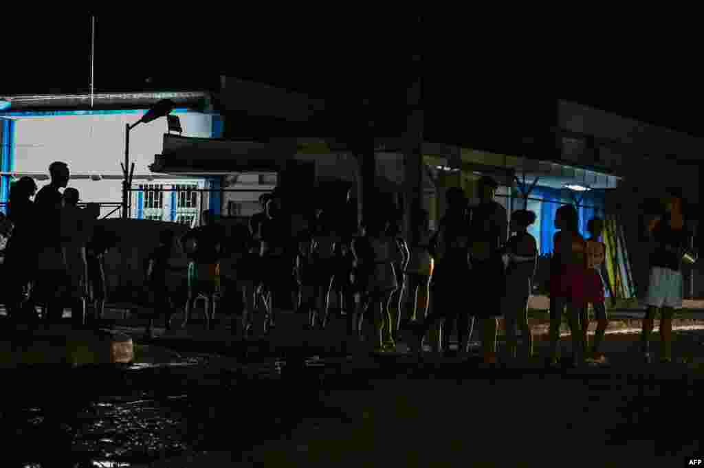 Residentes bloquean el tráfico en un barrio de San Miguel del Padrón, en La Habana, el 24 de julio de 2026; golpean cacerolas, arrojan basura a la calle y prenden fuego en señal de protesta por los continuos apagones y la escasez de agua. (Foto de ADALBERTO ROQUE / AFP)
