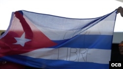 Cubanos sacan bandera con la frase "Cuba Libre" en el Clasico Mundial de Beisbol 2026