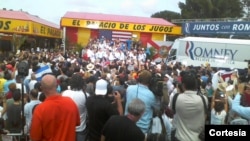 Mit Romney en el Palacio de los Jugos, en Miami. Cortesia de Jorge Riopedre. 