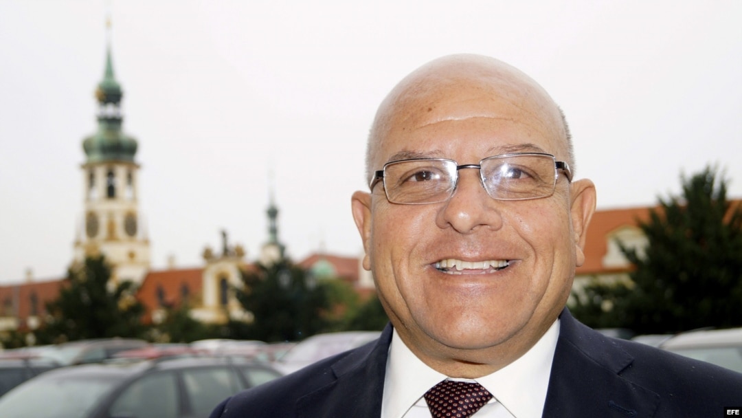 ARCHIVO. El disidente cubano, Dagoberto Valdés, editor de la revista digital Convivencia, frente al Ministerio de Asuntos Exteriores de Praga, donde estuvo en el Foro 2000.