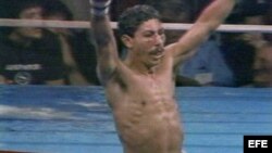 Fotografía de archivo. Wilfredo Gómez, celebra una de sus victorias en un fotograma del documental "Bazooka: las batallas de Wilfredo Gómez" presentado en 2003 en el festival de cine LatinBeat en Nueva York.