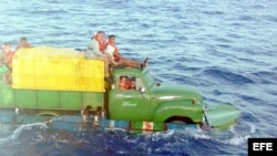 Camión que utilizaron varios cubanos intentando llegar a las costas de la Florida en EEUU, julio de 2003. Foto: Archivo.