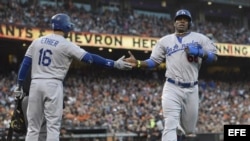 Foto de archivo. Yasiel Puig es felicitado tras anotar una carrera contra los Gigantes de San Francisco.