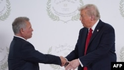 Trump saluda al rey Abdalá II de Jordania durante una cumbre sobre Gaza en Sharm el-Sheikh el 13 de octubre de 2025. 