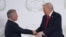 Trump saluda al rey Abdalá II de Jordania durante una cumbre sobre Gaza en Sharm el-Sheikh el 13 de octubre de 2025. 