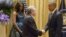 Raúl Castro saluda a Barack Obama y la primera dama, Michelle Obama, durante la cena que el presidente de Estados Unidos ofreció a los jefes de Estado y de Gobierno reunidos en la ONU. Archivo.
