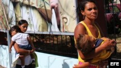  Dos mujeres caminan por las calles de La Habana