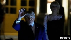 El presidente de EEUU, Donald Trump, tras la cena en el Palacio de Versalles.