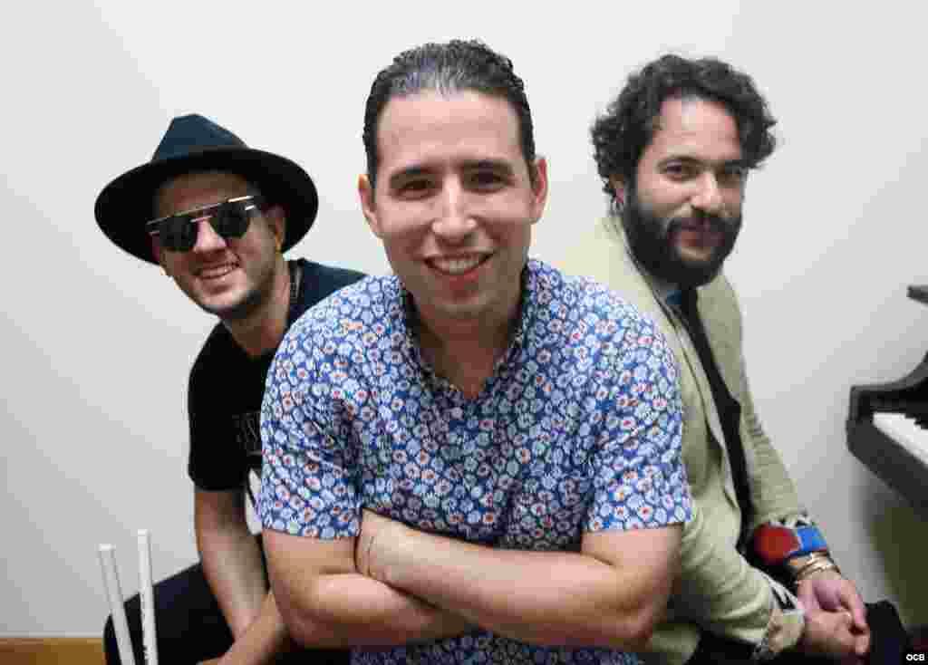 Alfredo Rodríguez (centro), Danny Rodríguez (izq.) y Munir Hossn (der.) se presentaron en FIU Music Festival. Foto Roberto Koltun OCB Staff.
