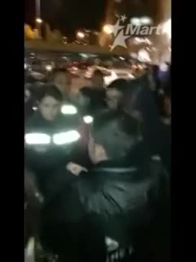 Policía Ecuador intenta negociar con cubanos frente a embajada de México