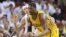 Chris Andersen de los Miami Heat presiona al centro de los Indiana Pacers Roy Hibbert (D).