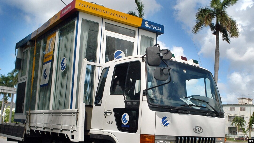 Un camión de la empresa de Telecomunicaciones de Cuba ETECSA, transporta una caseta de teléfonos.