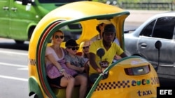 Turistas en bicitaxi en La habana