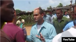 Reporta Cuba. Agentes policías intentan sofocar protesta en una cochiquera en Nueva Gerona.