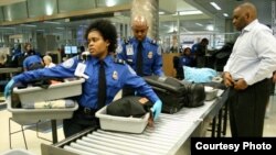 La seguridad de los aeropuertos en EE.UU. está a cargo d ela Agencia de Seguridad en el Transporte, TSA.