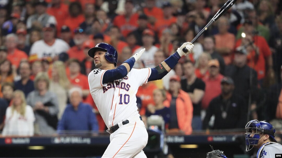 Yuli Gurriel de los Astros conecta jonrón ante los Dodgers. 