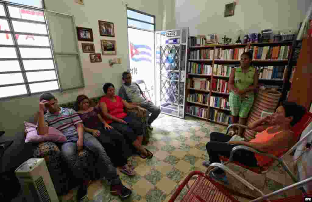 De izquierda a derecha, los opositores cubanos Yazmani Niclos, Yadira Rodríguez, Rosa María Naranjo y Fermín Zamora continúan hoy, miércoles 12 de septiembre de 2012, en una huelga de hambre, en una casa de La Habana (Cuba). 