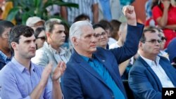 De der. a izq, Fernando González Llort, Miguel Díaz-Canel y David Adler, coordinador general del convoy "Nuestra América", en el Instituto Cubano de Amistad con los Pueblos (ICAP) en La Habana, el  21 de marzo de 2026. 