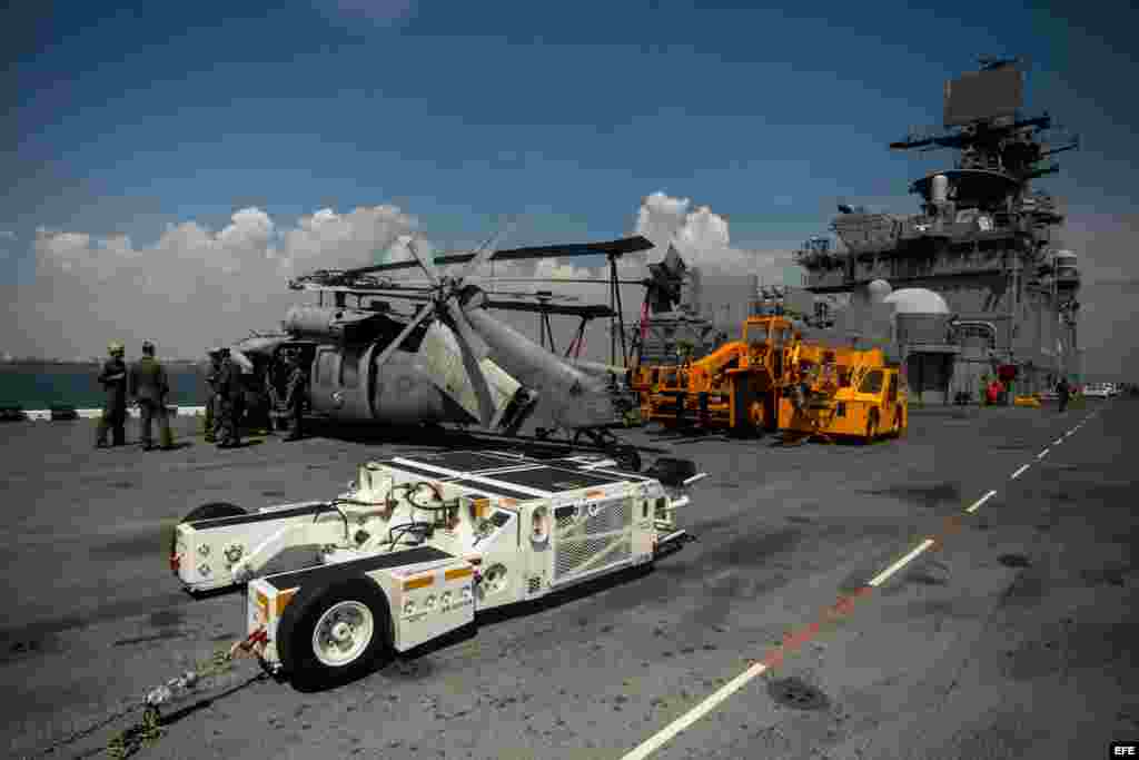 Fotografía en la cubierta del buque de asalto anfibio USS AMÉRICA (LHA-6), de la Armada de los Estados Unidos.