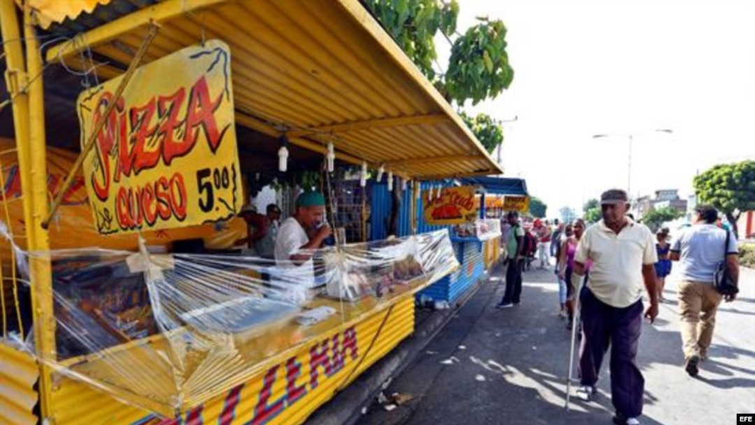 Un cuentapropista vende pizzas en Santiago de Cuba.