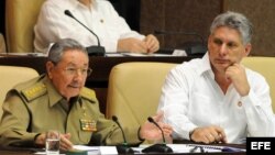 Raúl Castro (i) junto al primer vicepresidente Miguel Díaz-Canel (d) y el canciller Bruno Rodríguez.
