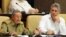 Raúl Castro (i) junto al primer vicepresidente Miguel Díaz-Canel (d) y el canciller Bruno Rodríguez.