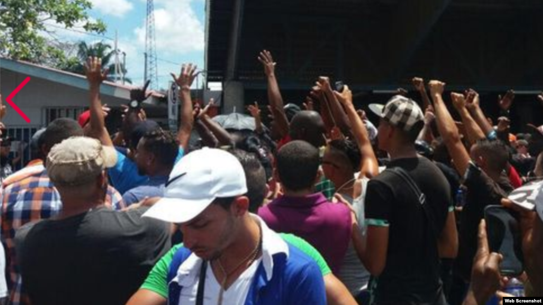 Migrantes cubanos protestan en Panamá para que les permitan continuar hacia EEUU.