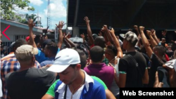 Migrantes cubanos protestan en Panamá para que les permitan continuar hacia EEUU.