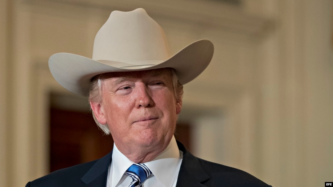 El presidente Donald Trump se prueba un sombrero de vaquero Stetson, mientras participa en la presentación de productos "Made in America" en la Casa Blanca, en Washington (Estados Unidos).