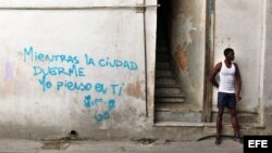 Los jóvenes en Cuba sueñan con un futuro imposible, destaca el periódico estadounidense.