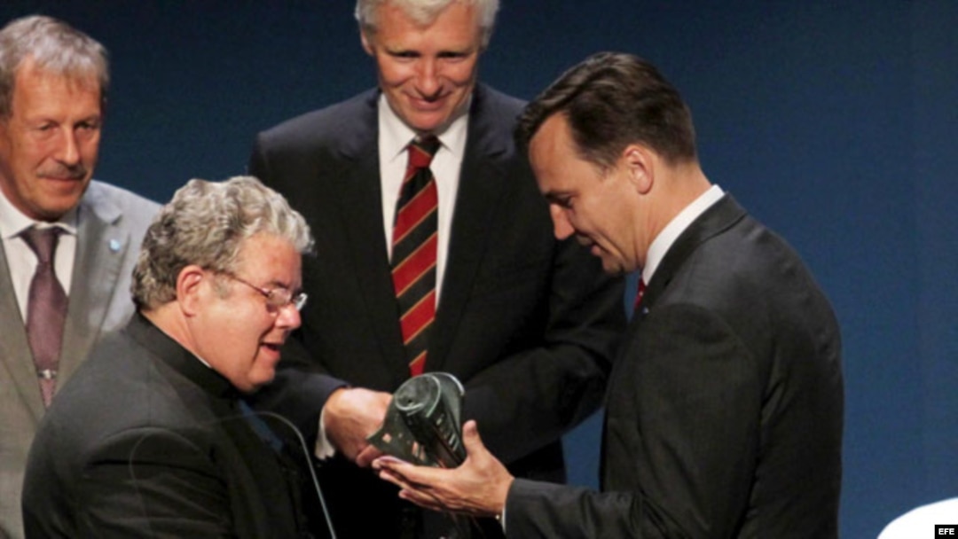 El ministro polaco de Exteriores Radoslaw Sikorski (3-d) felicita al padre José Conrado (2-i), quien recibió el premio Geremek, durante el encuentro de la Comunidad de Democracias en Cracovia, Polonia, el sábado 3 de julio de 2010.
