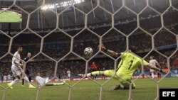 Primer gol del holandés Robben en el partido contra España el viernes 13 de junio en el Mundial de Brasil 2014