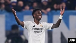 El delantero brasileño #07 del Real Madrid, Vinicius Junior, reacciona durante el partido de fútbol de la UEFA Champions League entre Atalanta y Real Madrid en el Estadio Gewiss de Bérgamo, el 10 de diciembre de 2024.