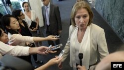 La ministra de Justicia de Israel, Tzipi Livni (i), habla con los medios. Foto de archivo.