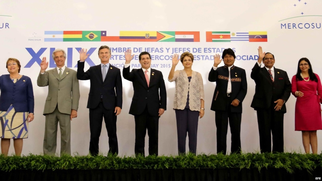 -De izquierda a derecha, la presidenta de Chile; Michelle Bachelet, el presidente de Uruguay; Tabaré Vázquez, el presidente de Argentina, Mauricio Macri, el presidente de Paraguay, Horacio Cartes, la presidenta de Brasil; Dilma Rousseff, el presidente de 