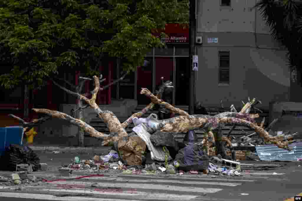 Un grupo de personas protesta contra el Gobierno de Nicolás Maduro hoy, martes 4 de marzo de 2014, en Caracas