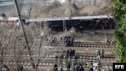 Bomberos y unidades de socorro en la zona del accidente del tren de pasajeros cerca de Spuyten Duyvil en el Bronx (New York).