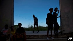 Foto Archivo. Jóvenes cubanos se reúnen en un parque para patinar. (AP/Ramón Espinosa).