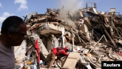 Equipos de rescate buscan entre los escombros de un edificio colapsado en La Guaira, tras los terremotos que sacudieron Venezuela el miércoles. 