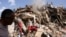 Equipos de rescate buscan entre los escombros de un edificio colapsado en La Guaira, tras los terremotos que sacudieron Venezuela el miércoles. 