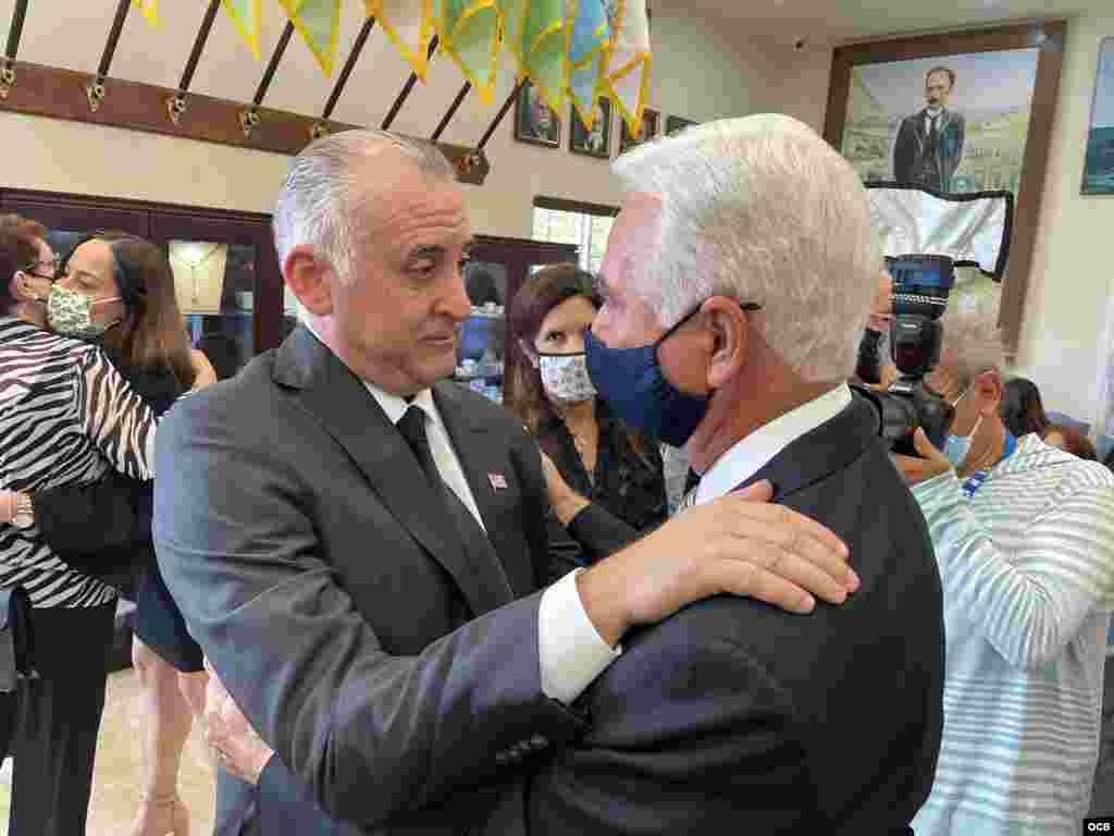 Steve Bovo recibe las condolencias de Johnny L&#243;pez de la Cruz (der.) en el funeral de Esteban Bovo en el Museo de la Brigada 2506 en Miami Lakes.