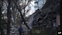 Colapso de un edificio en Kramatorsk, Ucrania, por una ofensiva del gobierno ruso el 22 de diciembre de 2022. (AP Photo/Libkos). 