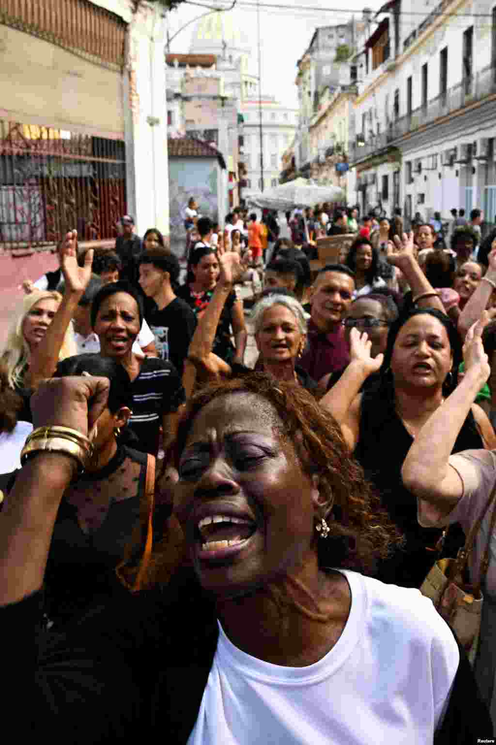 Personas reaccionan durante una procesión del Vía Crucis el Viernes Santo, en medio de una histórica crisis económica, en La Habana, Cuba, el 3 de abril de 2026.