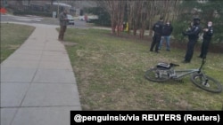 Agentes de policía detienen a un hombre cerca de la residencia oficial de la vicepresidenta de Estados Unidos, Kamala Harris, en los terrenos del Observatorio Naval en Washington. @penguinsix/via REUTERS.