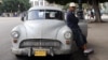 Un taxista privado o "botero" en una calle de La Habana. (Archivo)