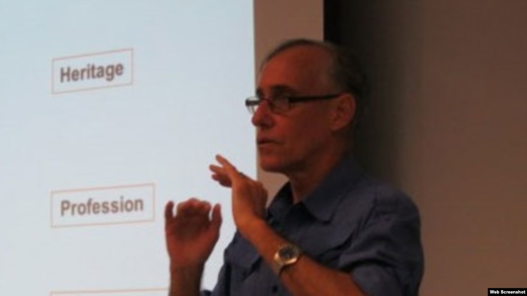El escritor cubano José M. Fernández Pequeño
